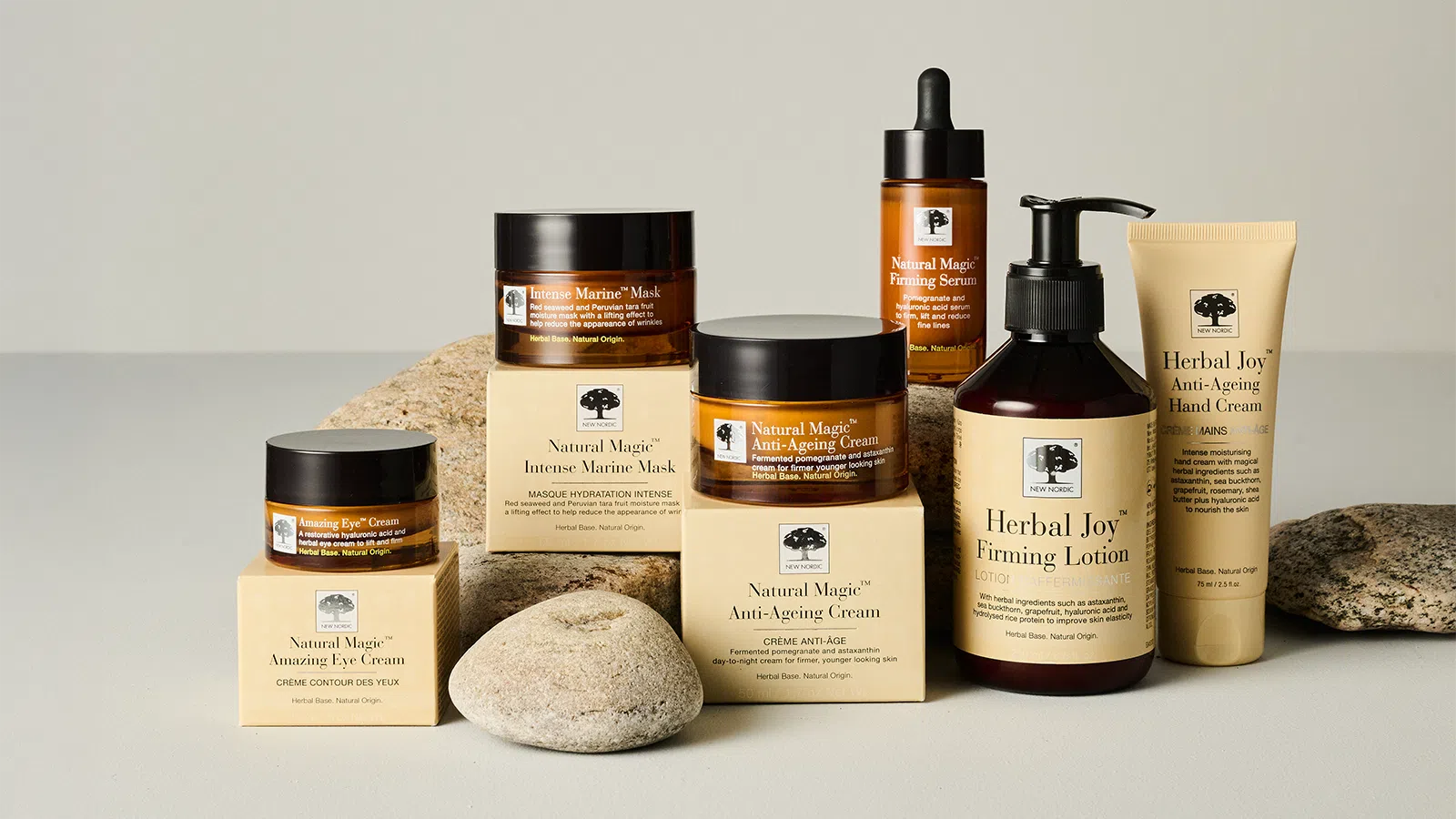 Home 8 Natural Magic™ og Herbal Joy™ hudplejeserie samlet med ansigtscremer, serum, maske, lotion og håndcreme.