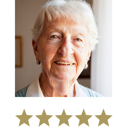 Blue Berry™ Plus Øjenvitamin 3 Smilende ældre kvinde med femstjernet vurdering, der illustrerer en positiv kundeanmeldelse.