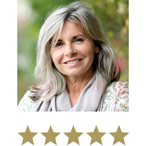 Blue Berry™ Plus Øjenvitamin 1 Smilende kvinde med gråt hår og femstjernet vurdering, der illustrerer en positiv kundeanmeldelse.