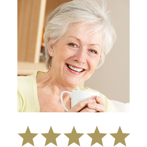 Blue Berry™ Plus Øjenvitamin 4 Smilende ældre kvinde med kaffekop og femstjernet vurdering, der illustrerer en positiv kundeanmeldelse.